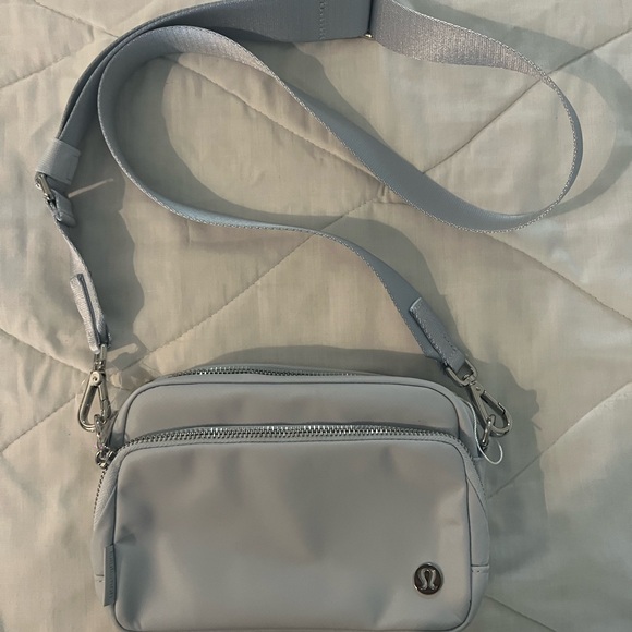 Lululemon Athletica Blue Crossbody Bag with Modern Design - Picture 2 of 3